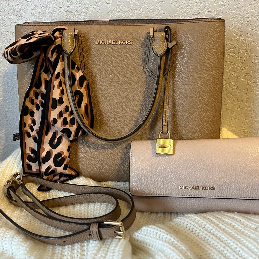 Michael Kors Mercer Large Pebbled Leather Accordion Tote Bag and Wallet